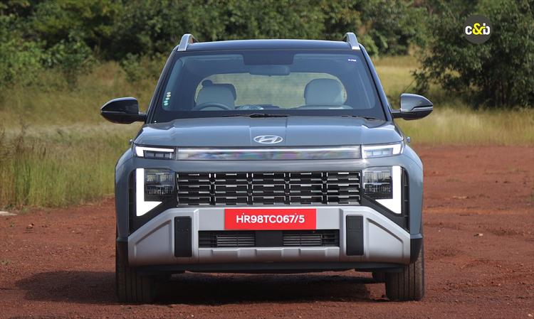 Hyundai Venue HX5+ Variant Launched At Rs 9.99 Lakh
नया HX5+ वेरिएंट केवल मैनुअल ट्रांसमिशन वाले कप्पा 1.2-लीटर पेट्रोल इंजन के साथ उपलब्ध है. वहीं, HX4 वेरिएंट में अब ड्राइवर सीट की ऊंचाई एडजस्ट करने की सुविधा मिलती है.