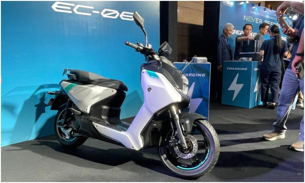 नया यामाहा EC-06 इलेक्ट्रिक स्कूटर आया सामने, 4 kWh बैटरी के साथ मिलेगी 160 किमी की रेंज EC-06 को भारत में 2026 की पहली तिमाही में लॉन्च किया जाएगा और यह ओला S1, बजाज चेतक और टीवीएस आईक्यूब जैसे मॉडलों को टक्कर देगा.