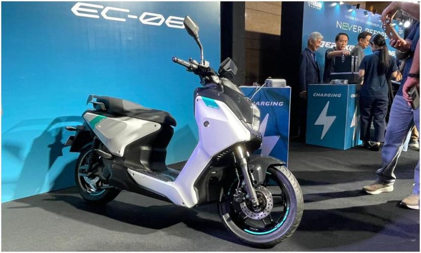 नया यामाहा EC-06 इलेक्ट्रिक स्कूटर आया सामने, 4 kWh बैटरी के साथ मिलेगी 160 किमी की रेंज नया यामाहा EC-06 इलेक्ट्रिक स्कूटर आया सामने, 4 kWh बैटरी के साथ मिलेगी 160 किमी की रेंज