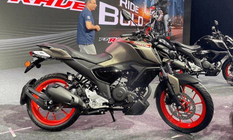 Yamaha FZ-RAVE Launched At Rs. 1.17 Lakh यामाहा FZ-RAVE में बदली हुई स्टाइलिंग है, लेकिन मैेकेनिकल रूप से यह यामाहा FZ और यामाहा FZ-S मॉडल के समान है.
