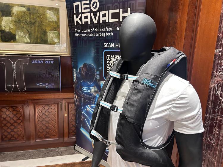 NeoKavach Launches India’s First Wearable Airbag Vest For Riders मोटरसाइकिल चालकों के लिए नियोकवच पहनने योग्य एयरबैग वेस्ट, जिसकी कीमत रु.32,400 है, दुर्घटना की स्थिति में मिलीसेकंड में तैनात होकर, ऊपरी शरीर को तत्काल दुर्घटना सुरक्षा मिलती है.