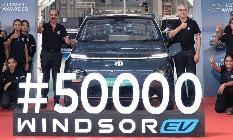 MG Windsor EV Crosses 50,000 Units Sales Milestone कार निर्माता ने यह उपलब्धि एक वर्ष से कुछ अधिक समय में हासिल की है.