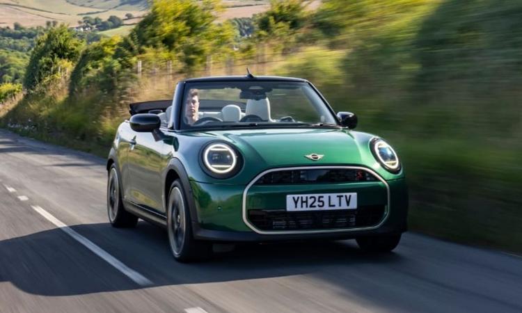 Mini Cooper Convertible Bookings Open; India Launch In December 2025 प्रतिष्ठित मिनी 3-डोर हैच का ड्रॉप-टॉप वैरिएंट हॉट कूपर एस स्पेक में पेश किए जाने की उम्मीद है.