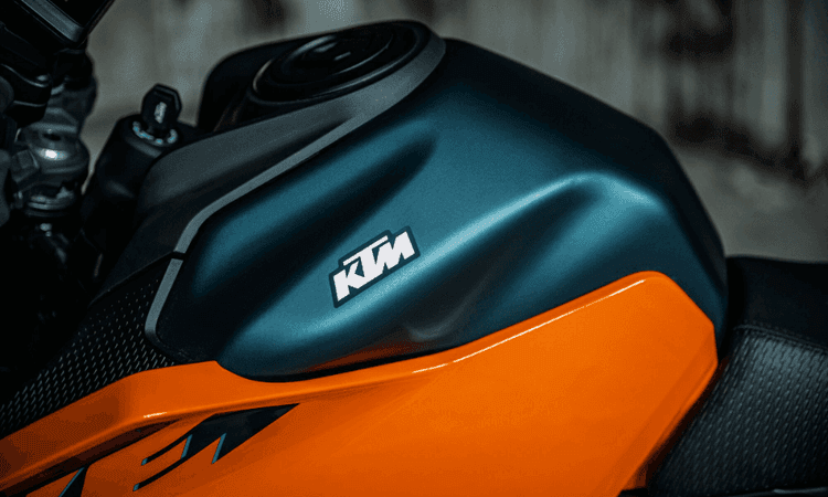 KTM Recalls 125, 250, 390 Duke Models Globally रिकॉल का मुद्दा ईंधन टैंक कैप सील से उत्पन्न होता है, जिसके परिणामस्वरूप टैंक कैप से ईंधन लीक हो सकता है.