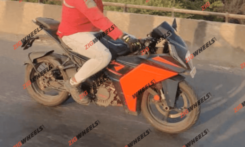 New KTM RC 160 Spotted Testing जिस प्रकार 160 ड्यूक ने 125 ड्यूक की जगह ली थी, उसी प्रकार RC 160 बंद हो चुकी RC 125 का स्थान लेगी.