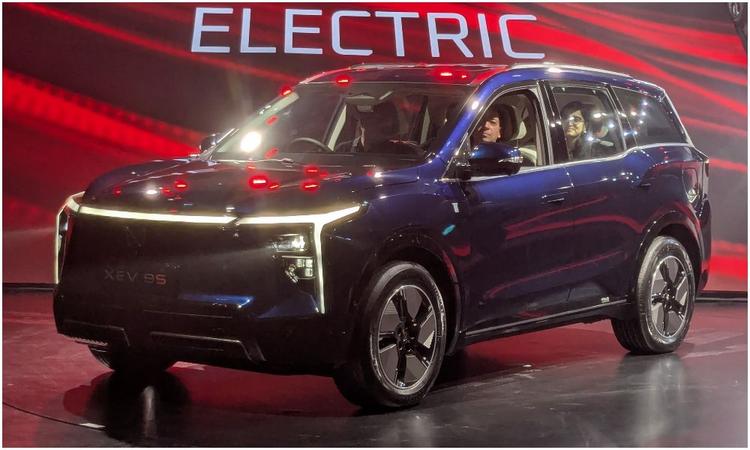 Mahindra XEV 9S 7-Seat Electric SUV Launched At Rs 19.95 Lakh
कार निर्माता कंपनी का दावा है कि उनके लाइनअप की यह सबसे महंगी इलेक्ट्रिक कार XEV 9S, रु.70 लाख से कम कीमत वाली सबसे तेज 7-सीटर एसयूवी है.