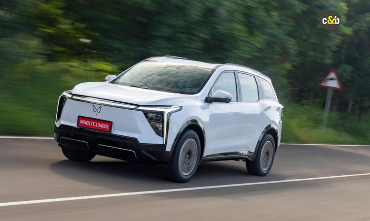 Mahindra XEV 9S First Drive Review: Big Electric SUV, Bigger Expectations महिंद्रा ने बिल्कुल नई 7-सीटर XEV 9s के साथ अपनी इलेक्ट्रिक लाइनअप का विस्तार किया है. 9e के बाद यह तीसरी इलेक्ट्रिक कार है, इसलिए इन दोनों कारों के डिज़ाइन, जगह, बैटरी, रेंज, कीमत और ग्राहकों की पसंद की तुलना करने का यह एक अच्छा मौका है, ताकि आप यह तय कर सकें कि कौन सी इलेक्ट्रिक कार आपकी ज़रूरतों को पूरा करती है.