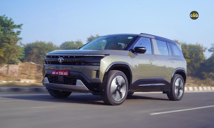 Tata Sierra Review: A Blend of Classic Identity and Modern Features टाटा सिएरा फिर लौट आई है. 90 के दशक की वह यादगार एसयूवी जिसने कार प्रेमियों के दिल जीत लिए थे अब बिल्कुल नए रूप में पेश हुई है. टाटा मोटर्स ने इसे आर्गोस प्लेटफॉर्म पर तैयार किया है जो ऑल व्हील ड्राइव हाइब्रिड और सीएनजी जैसे भविष्य के विकल्पों के लिए तैयार माना जा रहा है.