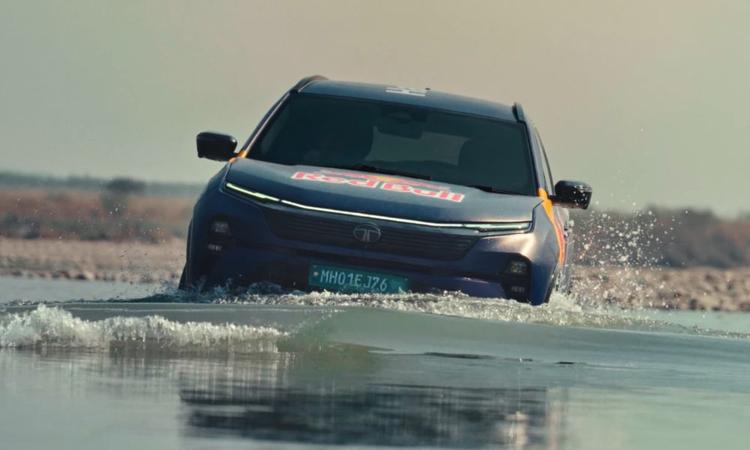 Tata Harrier EV Fords Beas River In Red Bull Extreme Stunt रेड बुल, टाटा मोटर्स के साथ हाल ही में हुए सहयोग के तहत टाटा हैरियर ईवी को कुछ चरम स्टंट से गुजार रहा है.