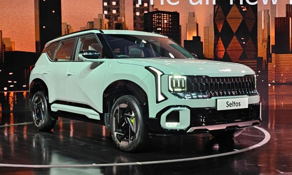 2026 Kia Seltos Makes Global Debut; India Launch On January 2, 2026 दूसरी पीढ़ी की सेल्टॉस में किआ की नई डिजाइन भाषा का उपयोग किया गया है, जिसमें नई टेल्यूराइड एसयूवी से लिए गए डिजाइन एलिमेंट्स शामिल हैं.