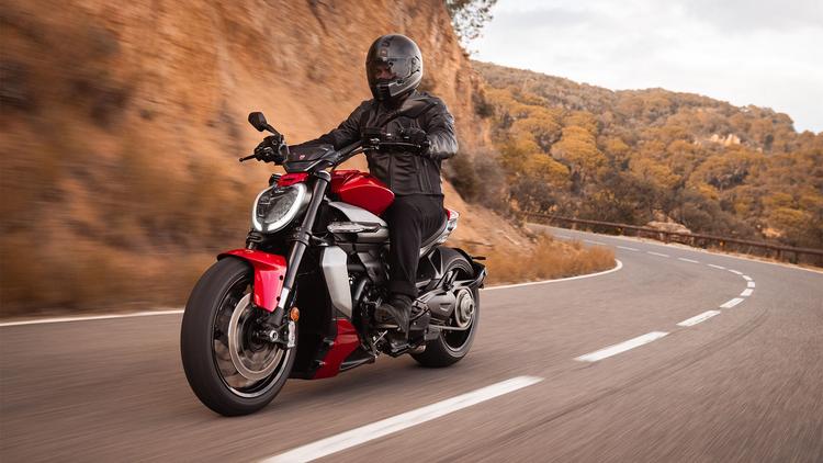 2025 Ducati XDiavel V4 India Launch Details Revealed नई डुकाटी एक्सडियावेल V4 दिसंबर 2025 के आखिर में लॉन्च होगी और यह स्टैंडर्ड डुकाटी डियावेल V4 के साथ बेची जाएगी.
