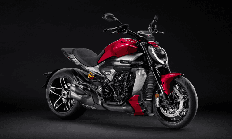 Ducati XDiavel V4 Launched In India At Rs 30.89 Lakh एक्सडियावेल V4 और डियावेल रेंज में एक क्रूज़र के रूप में आती है और इसे मानक मॉडल के साथ बेचा जाएगा.