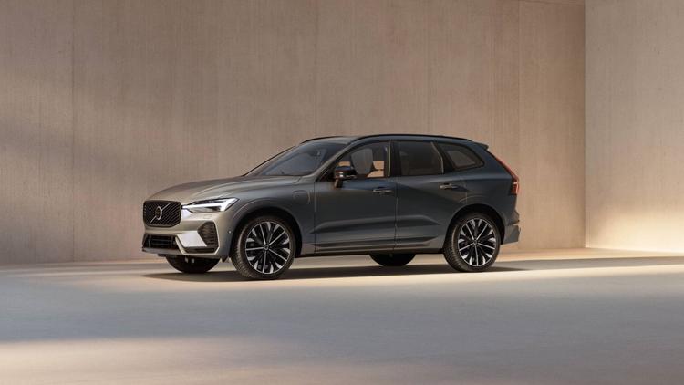 Updated 2026 Volvo XC60 Gets A Larger Screen, New Grille, And Upgraded Sound System वॉल्वो के सबसे ज्यादा बिकने वाले मॉडल को दूसरी पीढ़ी के लिए दूसरा बड़ा अपडेट मिला है जो 2026 के लिए छोटे बदलाव लाता है.