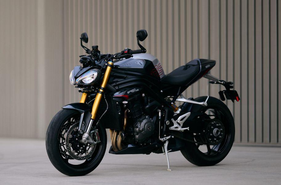 2025 Triumph Speed Triple 1200 RS Unveiled ट्रायम्फ की नेकेड मोटरसाइकिल के नये वैरिएंट में इंजन में बदलाव के साथ-साथ नए इलेक्ट्रॉनिक्स की एक सीरीज़ मिलती है.