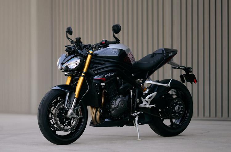 2025 Triumph Speed Triple 1200 Launched In India At Rs 20.39 Lakh MY25 मॉडल के अपडेट की सूची में इलेक्ट्रॉनिक और मैकेनिकल बदलाव की एक सीरीज़ शामिल है, साथ ही थोड़ा अधिक शक्तिशाली इंजन भी शामिल है.