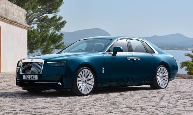 Rolls-Royce Ghost Series II Launched In India; Prices Start At Rs 8.95 Crore घोस्ट सीरीज़ II भारत में तीन रूपों में बिक्री के लिए उपलब्ध है: स्टैंडर्ड, एक्सटेंडेड-व्हीलबेस और अधिक स्पोर्टिंग ब्लैक बैज आदि.