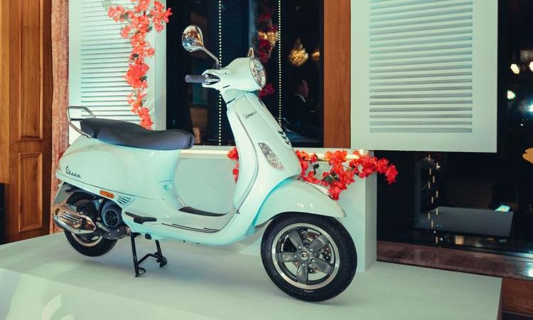 2025 Vespa 125 Lineup Launched; Prices Start At Rs 1.32 Lakh चार वेरिएंट में उपलब्ध, बेस और टॉप-स्पेक वेरिएंट के बीच कीमत का अंतर रु.64,000 है.