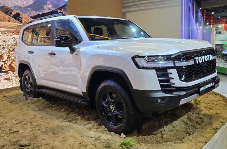 2025 Toyota Land Cruiser 300 Launched In India At Rs 2.31 Crore पूरी तरह आयात के रूप में भेजा गया, लैंड क्रूज़र 300 दो ट्रिम्स - ZX और GR-S में उपलब्ध हो सकती है.