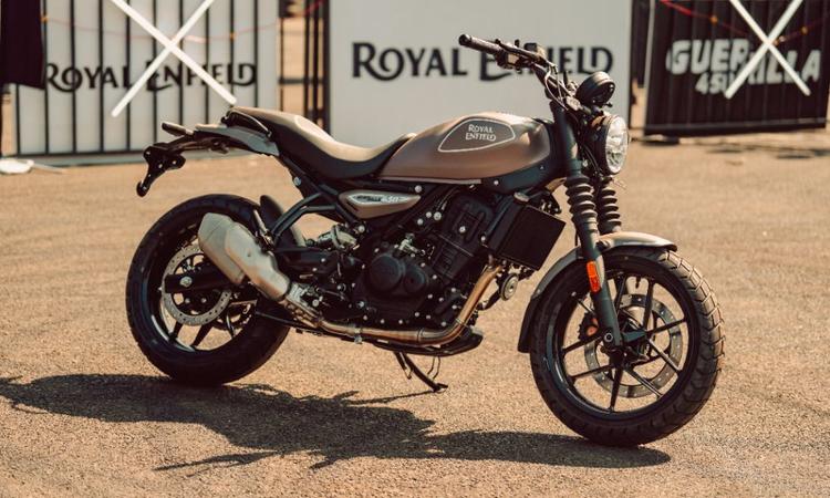 Royal Enfield Guerrilla 450 Receives New Livery, Priced At Rs 2.49 Lakh नए 'पिक्स ब्राउन' रंग के अलावा, 'स्मोक सिल्वर' रंग अब गोलाकार टीएफटी ट्रिपर डैश की विशेषता वाले डैश ट्रिम में उपलब्ध है.