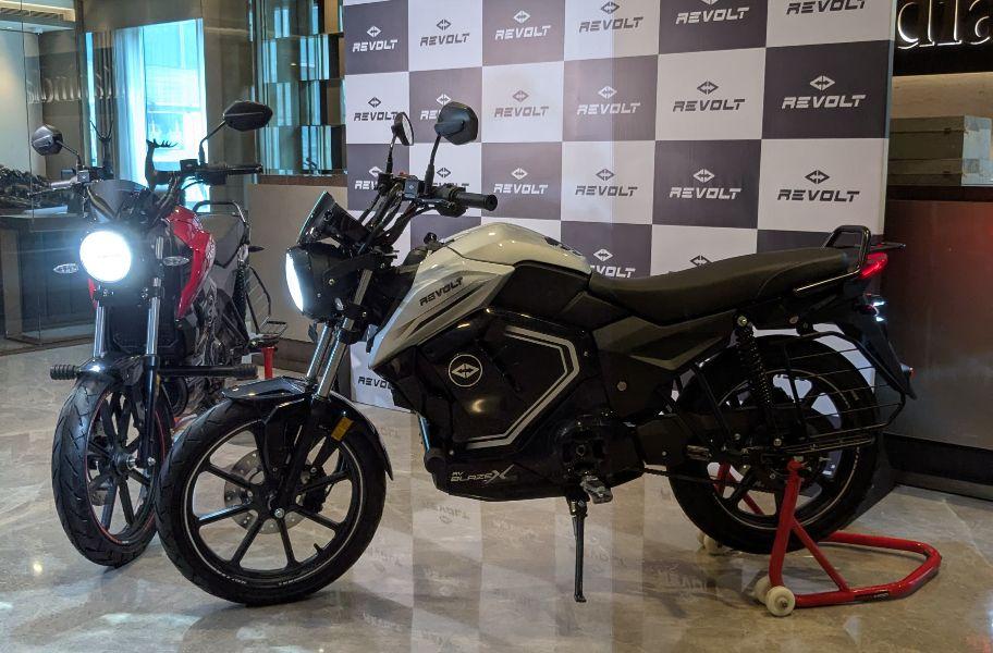 Revolt RV BlazeX Electric Motorcycle Launched In India At Rs 1.15 Lakh रिवोल्ट आरवी ब्लेज़एक्स को आरवी1 के स्पोर्टियर विकल्प के रूप में पेश किया गया है और इसमें अधिक शक्तिशाली इलेक्ट्रिक मोटर है.