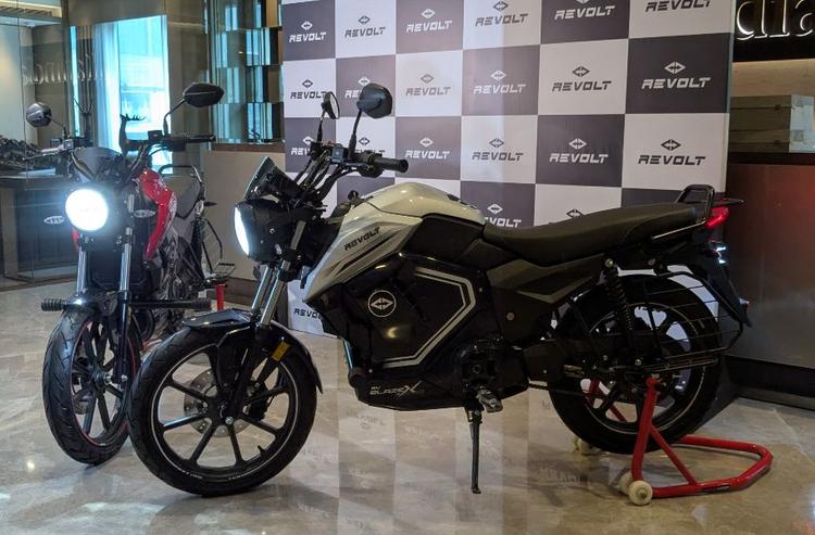 Revolt RV BlazeX Electric Motorcycle Launched In India At Rs 1.15 Lakh रिवोल्ट आरवी ब्लेज़एक्स को आरवी1 के स्पोर्टियर विकल्प के रूप में पेश किया गया है और इसमें अधिक शक्तिशाली इलेक्ट्रिक मोटर है.