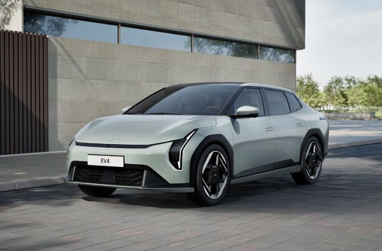 Kia EV4 Revealed With 81.4 kWh Battery, Up To 630 km Range सेडान और हैचबैक दोनों रूपों में पेश किया गया, EV4 किआ के ई-जीएमपी प्लेटफॉर्म पर बनाया गया है और इसे दो बैटरी पैक विकल्पों के साथ रखा जा सकता है.