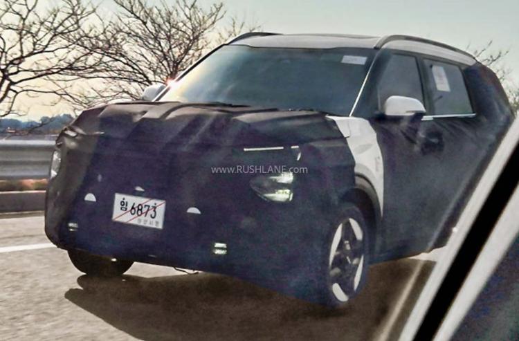 2025 Kia Carens Facelift Spied On Test; Expected To Be Available In ICE And EV Forms 2025 की दूसरी छमाही में पेश होने की उम्मीद है, कारेंज का नया वैरिएंट पेट्रोल-़डीज़ल और ईवी दोनों रूपों में बेचा जाएगा.
