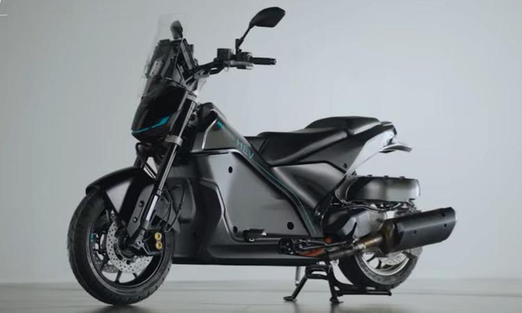 Yamaha XMax Hybrid Scooter Concept Unveiled  XMax स्कूटर की एक पेट्रोल इंजन और एक इलेक्ट्रिक मोटर के साथ टैस्टिंग चल रही है.