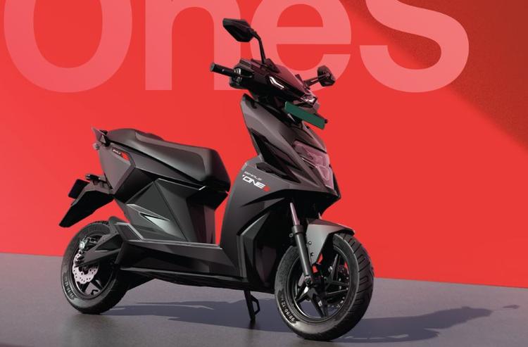Simple OneS Electric Scooter Launched At Rs 1.40 Lakh वनएस मूलतः सिंपल एनर्जी की लाइनअप में डॉट वन की जगह लेता है.