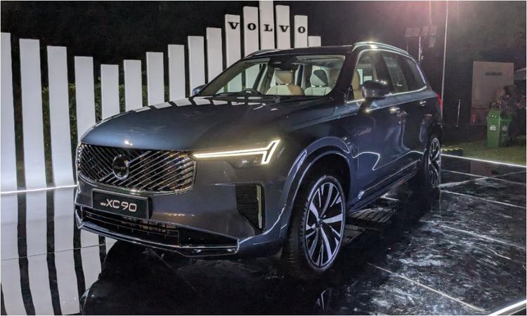 Volvo XC90 Facelift Launched In India At Rs. 1.03 Crore वैश्विक बाजार में पहली बार बिक्री शुरू होने के बाद से यह XC90 को मिला दूसरा बड़ा बदलाव है.