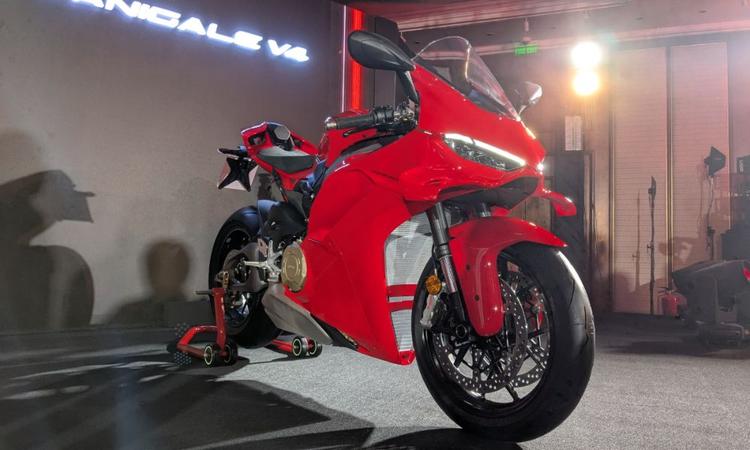 2025 Ducati Panigale V4 Launched In India At Rs 30 Lakh इसमें नए साइकिल पार्ट्स और अपडेटेड इलेक्ट्रॉनिक्स के साथ एक ताज़ा डिज़ाइन शामिल है.