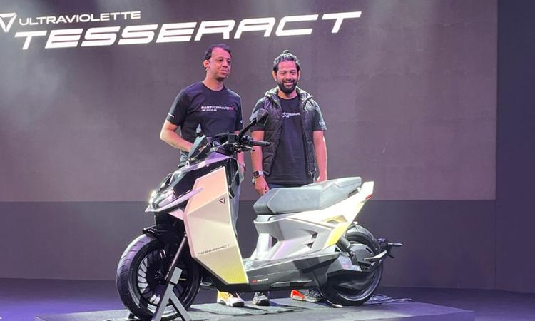 Ultraviolette Tesseract Electric Scooter Launched In India At Rs 1.20 Lakh Tesseract को तीन बैटरी वैरिएंट्स- 3.5 kWh, 5 kWh और 6 kWh में पेश किया जाएगा, पहले 10,000 ग्राहकों के लिए 3.5 kWh वेरिएंट की कीमत रु.1.20 लाख होगी.