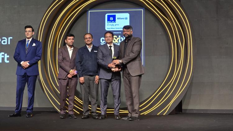 car&bike Awards 2025: Maruti Suzuki Swift Wins Urban Car Of The Year Award चौथी पीढ़ी की स्विफ्ट का मुकाबला इस सेग्मेंट में टोयोटा अर्बन क्रूजर टैज़र से था.