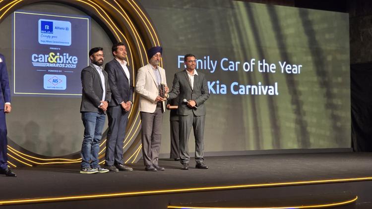 car&bike Awards 2025: New Kia Carnival Is The Family Car Of The Year किआ की प्रीमियम एमपीवी ने इस पुरस्कार के लिए बीवाईडी ईमैक्स 7 और निसान एक्स-ट्रेल को टक्कर दी.