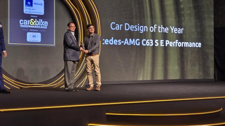 car&bike Awards 2025: Mercedes-AMG C 63 S E Performance Wins Car Design Of The Year हाई-परफॉर्मेंस वाली मर्सिडीज लक्जरी सेडान, एस्टन मार्टिन वैंटेज और मर्सिडीज ईक्यूएस एसयूवी जैसे मॉडलों की भीड़ में अलग नजर आई.