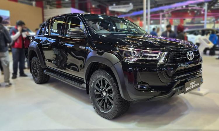 Toyota Hilux Black Edition Launched At Rs 37.90 Lakh टोयोटा ने अपने हायलक्स पिकअप ट्रक को पूरी तरह से काले रंग में पेश कर दिया है.