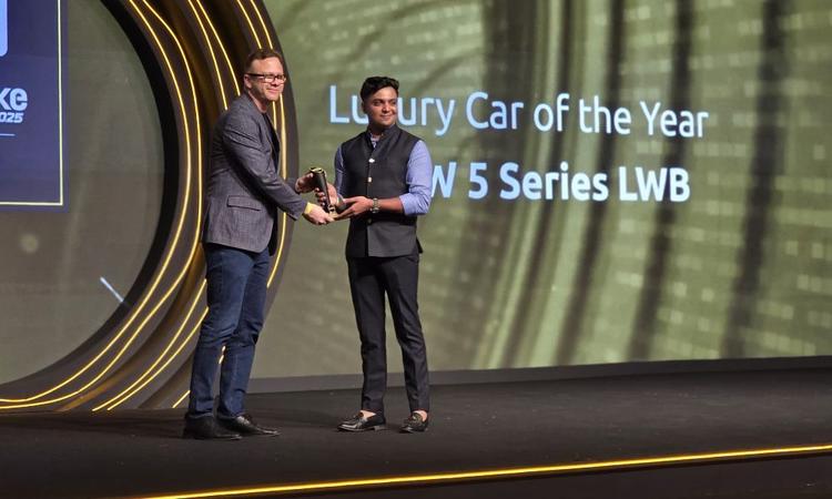 car&bike Awards 2025: BMW 5 Series Is The Luxury Car Of The Year इस पुरस्कार के लिए सेडान की प्रतिस्पर्धा में मर्सिडीज-बेंज ई-क्लास और मर्सिडीज-बेंज सीएलई 300 कैब्रियोलेट शामिल थीं