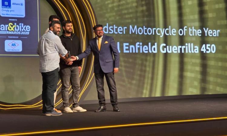 car&bike Awards 2025: Royal Enfield Guerrilla 450 Wins ‘Roadster Motorcycle Of The Year’ Title गुरिल्ला 450 इस वर्ष पुरस्कार जीतने वाली दूसरी रॉयल एनफील्ड मोटरसाइकिल है.