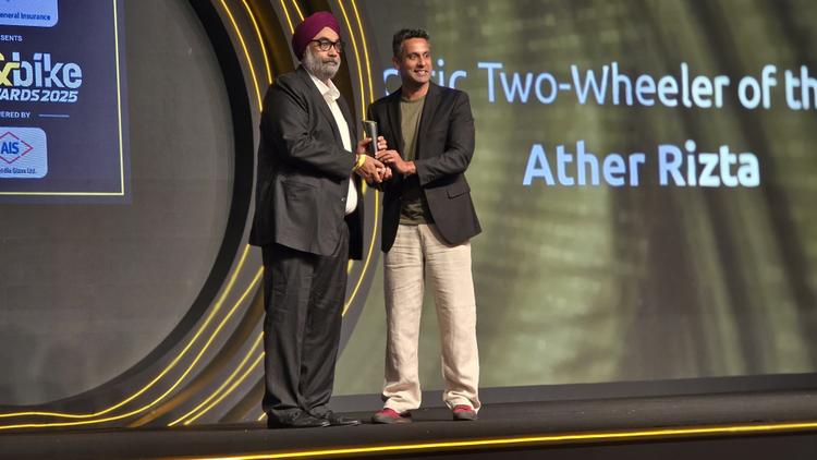 car&bike Awards 2025: Ather Rizta Wins Electric Two-Wheeler Of The Yea भारतीय बाजार के लिए एथर का दूसरा स्कूटर - अप्रैल 2024 में लॉन्च किया गया था. अपने सेग्मेंट में कड़ी प्रतिस्पर्धा को पार करते हुए बड़ा पुरस्कार जीता