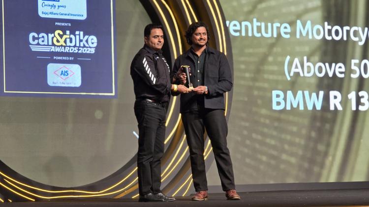 car&bike Awards 2025: BMW R 1300 GS Is The Adventure Motorcycle Of The Year (Above 500 cc) बड़ी एडवेंचर मोटरसाइकिलों की सेग्मेंट में, कई दावेदारों के बीच, शक्तिशाली BMW R 1300 GS ने एडवेंचर मोटरसाइकिल ऑफ द ईयर (500 सीसी से ऊपर) कैटेगरी का ताज हासिल करने में कामयाबी हासिल की,