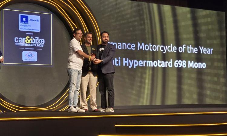 car&bike Awards 2025: Ducati Hypermotard 698 Mono Bags Performance Motorcycle Of The Year Award इस पावर-पैक सेगमेंट में कई प्रतिद्वंद्वियों को टइस पावर-पैक सेगमेंट में कई प्रतिद्वंद्वियों को टक्कर देते हुए डुकाटी हाइपरमोटार्ड 698 मोनो ने परफॉरमेंस मोटरसाइकिल ऑफ द ईयर कैटेगरी का खिताब हासिल किया है. टक्कर देते हुए डुकाटी हाइपरमोटार्ड 698 मोनो ने परफॉरमेंस मोटरसाइकिल ऑफ द ईयर का खिताब हासिल किया है.