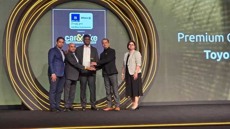 car&bike Awards 2025: Toyota Camry Is The Premium Car Of The Year इस पुरस्कार के लिए टोयोटा कैमरी के प्रतिस्पर्धियों में मिनी कूपर एस और किआ कार्निवल शामिल थे.