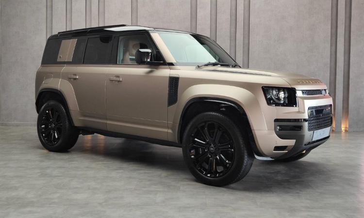 Land Rover Defender Octa Launched In India At Rs 2.59 Crore; First Batch Sold Out दो वैरिएंट में उपलब्ध ऑक्टा डिफेंडर एसयूवी का सबसे शक्तिशाली वैरिएंट है और इसका मुकाबला मर्सिडीज-एएमजी जी63 से है.