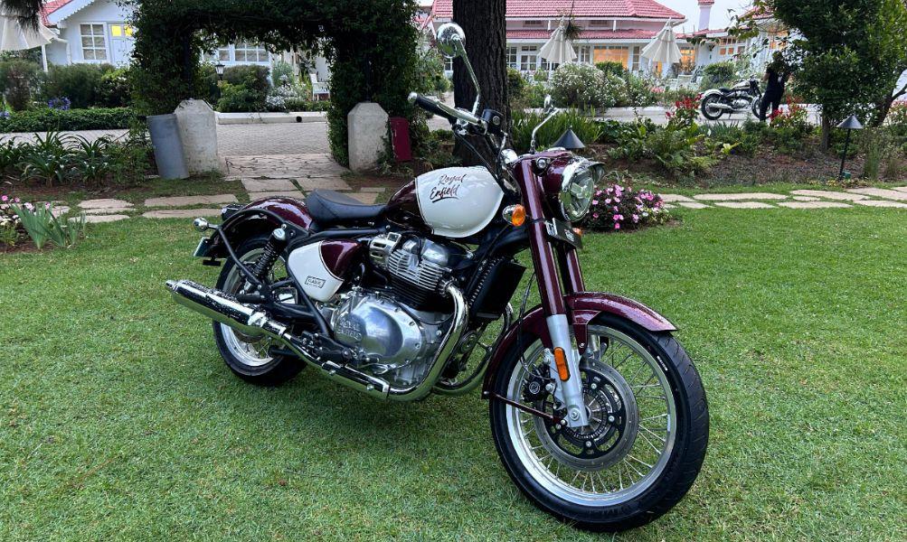 Royal Enfield Classic 650: Variants, Prices, Specifications And Features Detailed क्लासिक 650 रॉयल एनफील्ड लाइनअप में छठी मोटरसाइकिल है जो 650 ट्विन्स प्लेटफॉर्म पर आधारित है,