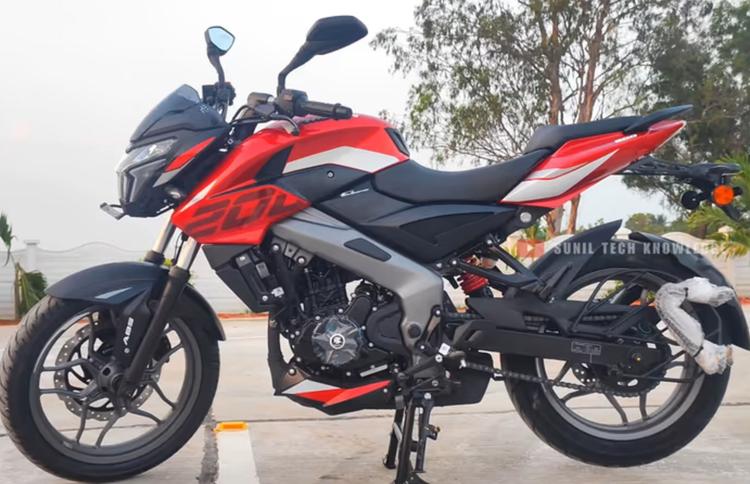 Bajaj Pulsar NS200 New Base Variant Spotted At Dealership पारंपरिक टेलिस्कोपिक फ्रंट फोर्क और सिंगल-चैनल ABS के साथ बजाज पल्सर NS200 का लोअर-स्पेक वैरिएंट एक डीलरशिप पर देखा गया है.