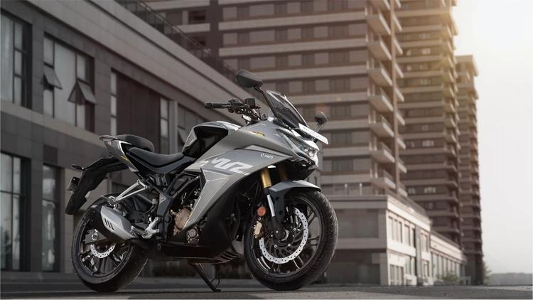 2025 Hero Karizma XMR 210 Launched With USD Fork, TFT Display अपडेटेड करिज्मा XMR 210 अब तीन वैरिएंट में उपलब्ध है और इसमें अपसाइड-डाउन फ्रंट फोर्क के साथ-साथ टीएफटी इंस्ट्रूमेंट कंसोल भी है.