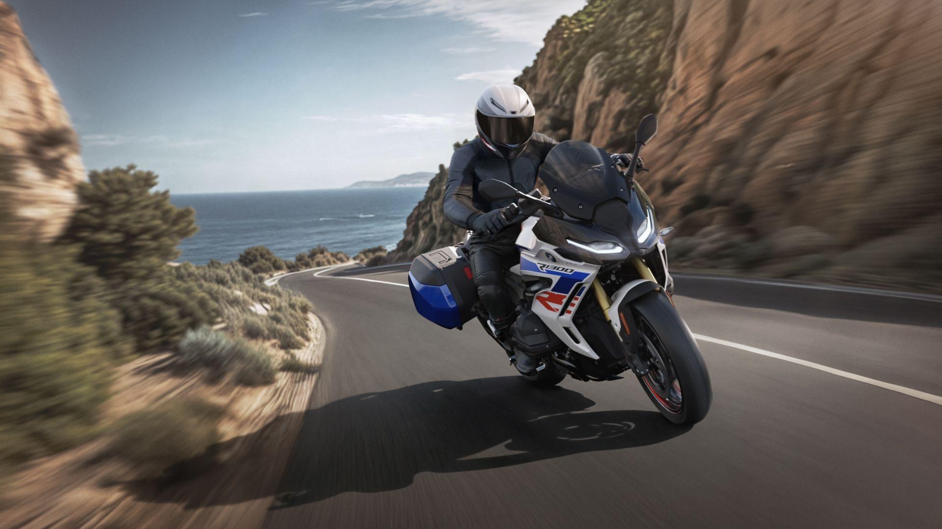 नई बीएमडब्ल्यू R 1300 RS हुई पेश बीएमडब्ल्यू आर 1300 आरएस पूरी तरह से री-इंजीनियर्ड 1,300 सीसी, लिक्विड-कूल्ड बॉक्सर इंजन पर आधारित सबसे तेज और सबसे तेज हैंडलिंग वाला बॉक्सर स्पोर्ट टूरर है.