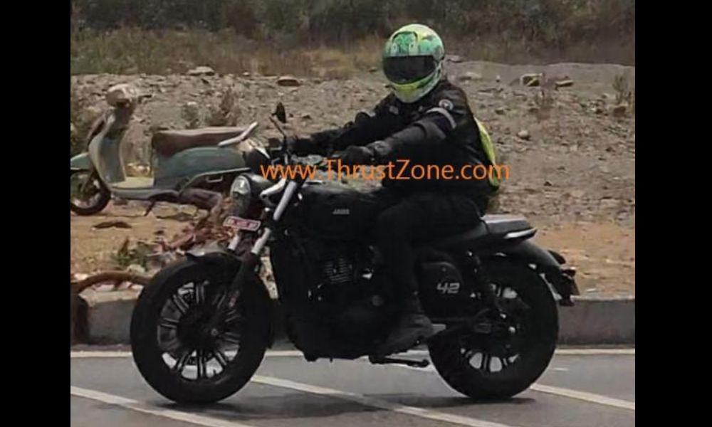 Jawa 42 FJ Spied With A Single Exhaust ट्विन एग्जॉस्ट सिस्टम के बजाय सिंगल-साइड एग्जॉस्ट चुनने से वजन कम करने के साथ-साथ अन्य लाभ भी मिलेंगे.
