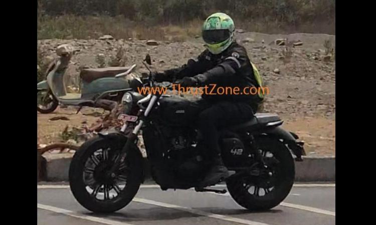 Jawa 42 FJ Spied With A Single Exhaust ट्विन एग्जॉस्ट सिस्टम के बजाय सिंगल-साइड एग्जॉस्ट चुनने से वजन कम करने के साथ-साथ अन्य लाभ भी मिलेंगे.