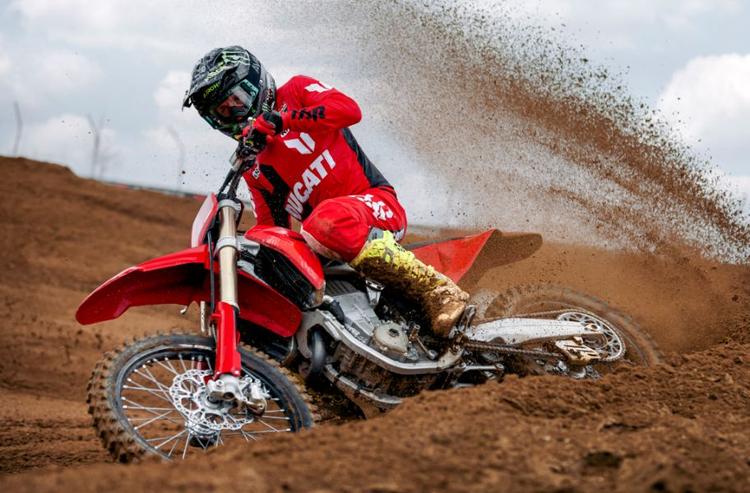 Ducati Desmo450 MX Launched In India At Rs. 17.24 Lakh डेस्मो 450 MX केवल चार डुकाटी डीलरशिप पर उपलब्ध होगी – डुकाटी नई दिल्ली, डुकाटी VFM बेंगलुरु, डुकाटी चेन्नई और डुकाटी पुणे.